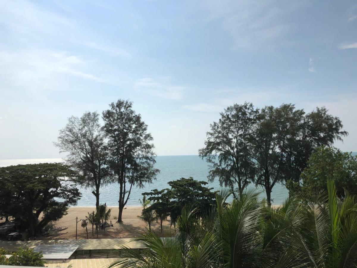 By The Sea@ Cozy Beachfront Home Бату Феринги Екстериор снимка