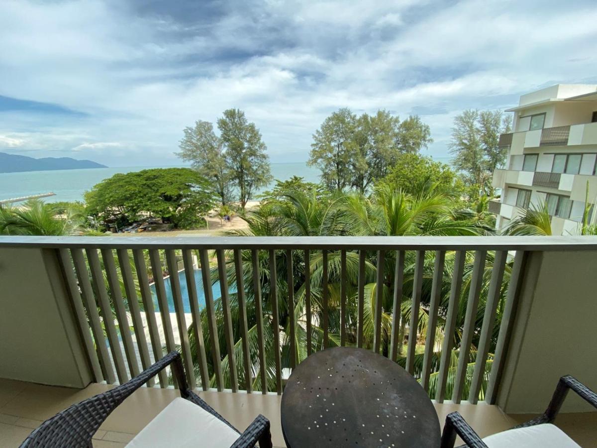 By The Sea@ Cozy Beachfront Home Бату Феринги Екстериор снимка