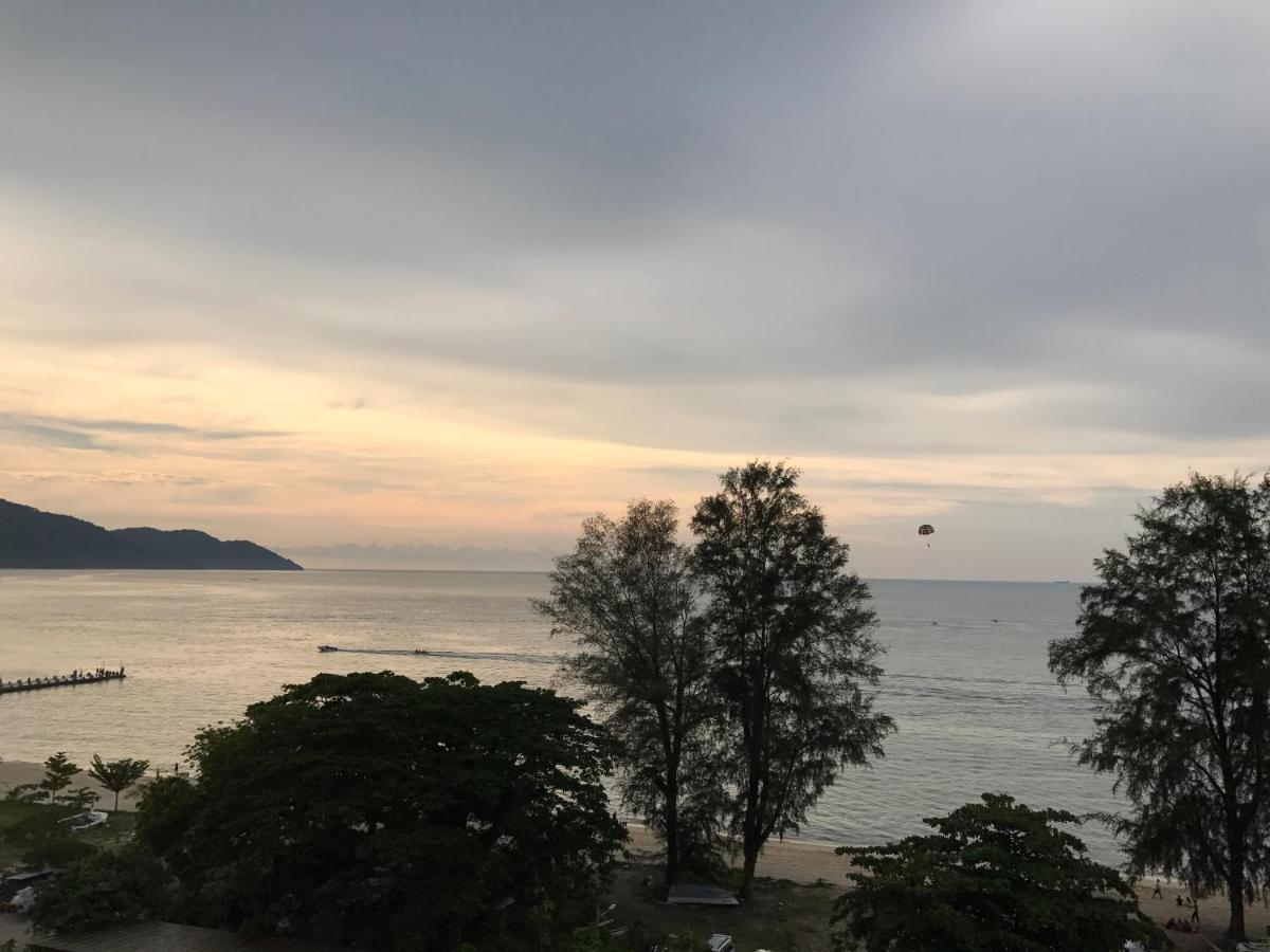 By The Sea@ Cozy Beachfront Home Бату Феринги Екстериор снимка