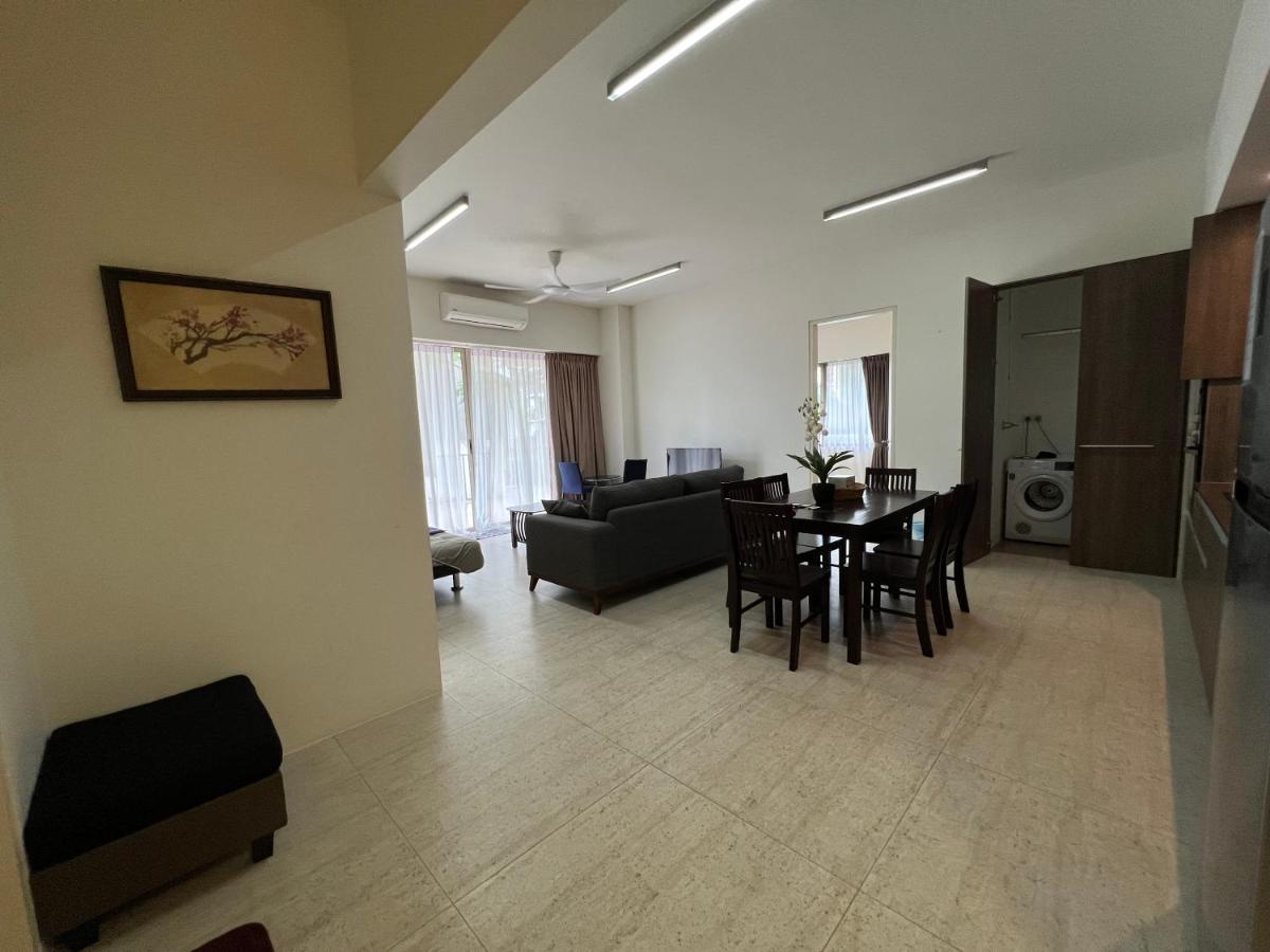 By The Sea@ Cozy Beachfront Home Бату Феринги Екстериор снимка