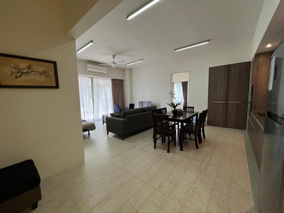 By The Sea@ Cozy Beachfront Home Бату Феринги Екстериор снимка